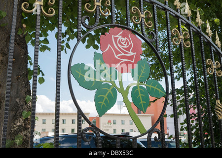 Rose rouge symbole sur fer forgé autour de unis Old Trafford à Lancashire County Cricket Ground à Manchester en Angleterre UK Banque D'Images