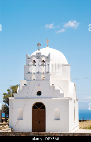 Beffroi de ciel bleu sur l'île de Sifnos, Grèce Banque D'Images