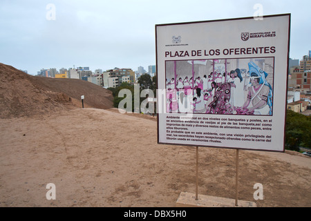 Plaza de los Oferentes au reste de la Huaca Pucllana, un ancien temple dans le quartier Miraflores de Lima au Pérou. Banque D'Images