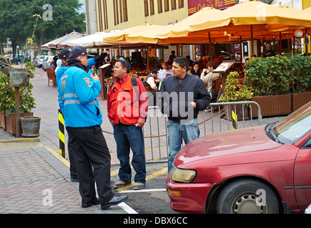 La sécurité sur les rues de quartier Miraflores de Lima au Pérou. Banque D'Images