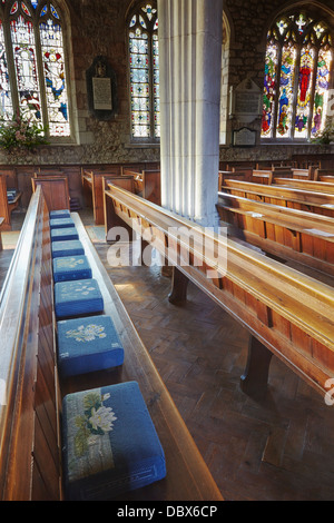 Ragoûts en bois à l'intérieur d'une église de village à Woodbury, près d'Exeter, Devon, Grande-Bretagne. Banque D'Images