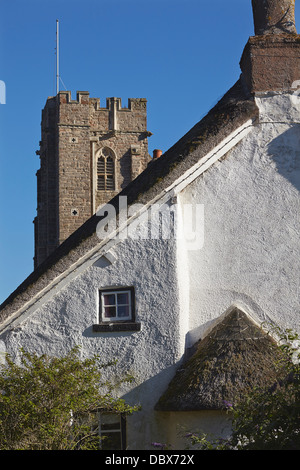 La tour de l'église St Swithun derrière un chalet à Woodbury, près d'Exeter, à Devon, en Grande-Bretagne. Banque D'Images