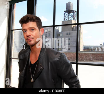 'Lignes floues' est la chanson de l'été 2013, par la chanteuse-songerwiter Charles Robin Thicke, (b. 10 mars 1977) 36. Thicke est un chanteur-compositeur, musicien et acteur. Thicke est une double citoyenneté organise également la citoyenneté canadienne par l'intermédiaire de son père, l'acteur Alan Thicke. Albums de Robin, qu'il a été rendu public sous le nom de Thicke, sont connus pour leur caractéristique d'un principalement R&B Sound. Thicke a aussi prevouis avec travail sur albums, confessions et Tha Carter III. Thicke était chanteuse, mentor, et juge sur l'ABC show duos. Sur la photo : July 1, 2013 - New York, New York, États-Unis - R Banque D'Images