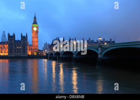 Palais de Westminster au crépuscule vue depuis l'autre côté de la rivière Thames, London, UK Banque D'Images