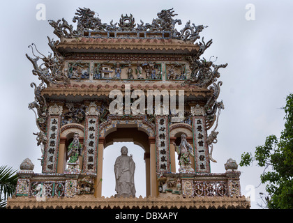 Entrée décorée à la Pagode Vinh Tranh à My Tho, le delta du Mékong. Banque D'Images