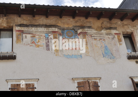 Fresque de 16ème siècle le couronnement de la Vierge Marie sur le mur de l'église paroissiale de Santa Maria à Bardolino, le lac de Garde Banque D'Images