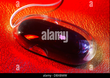 Début de l'ordinateur APPLE PRO MOUSE SUR SURFACE ROUGE FIL BLANC Banque D'Images