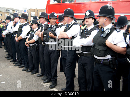 Londres, ANGLETERRE - 29 août 2011 cordon de police à Londres Notting Hill Carnival le 29 août 2011 à Londres Banque D'Images