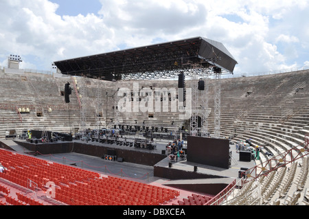 Les préparatifs sont en cours pour le Festival d'opéra du Centenaire à l'Aréna, Vérone. Banque D'Images