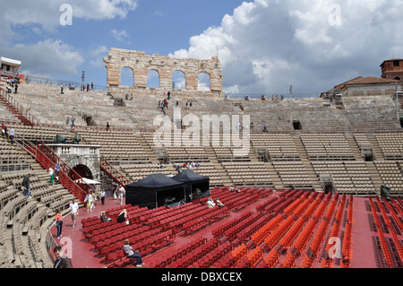 Les préparatifs sont en cours pour le Festival d'opéra du Centenaire à l'Aréna, Vérone. Banque D'Images