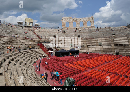 Les préparatifs sont en cours pour le Festival d'opéra du Centenaire à l'Aréna, Vérone. Banque D'Images