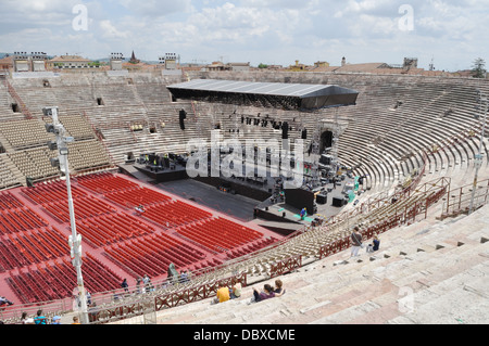 Les préparatifs sont en cours pour le Festival d'opéra du Centenaire à l'Aréna, Vérone. Banque D'Images