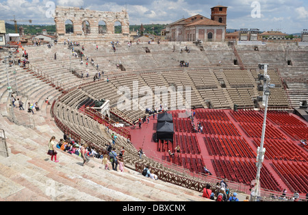 Les préparatifs sont en cours pour le Festival d'opéra du Centenaire à l'Aréna, Vérone. Banque D'Images