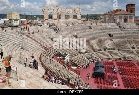 Les préparatifs sont en cours pour le Festival d'opéra du Centenaire à l'Aréna, Vérone. Banque D'Images