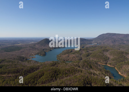 Vue aérienne du lac de Parksville (sur la rivière Ocoee) dans la forêt nationale de Cherokee au début du printemps Banque D'Images