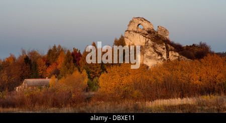 Rock Cottage house, pré en couleurs de l'automne doré polonais. Le coucher du soleil, crépuscule. okiennik wielki, l'un des plus gros rochers du jura polonais. Le centre de la Pologne. Banque D'Images