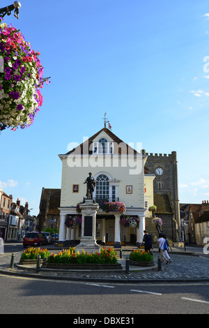 17e siècle Town Hall et St Mary-le-Plus Tour de l'église, Place du marché, Wallingford, Oxfordshire, Angleterre, Royaume-Uni Banque D'Images