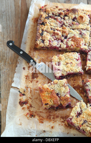 Gâteau crumble aux framboises et cassis Banque D'Images