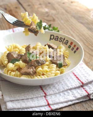 Les pâtes. Foie de poulet avec des pâtes fusilli, l'origan et de parmesan Banque D'Images