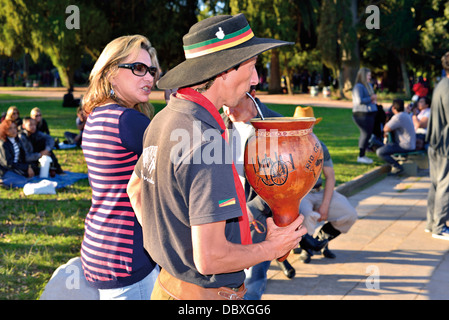 Brésil, Porto Alegre : habitant typique de Rio Grande do Sul 'Gaúcho' boire thé mate 'Chimarrao' dans le parc Redencao Banque D'Images