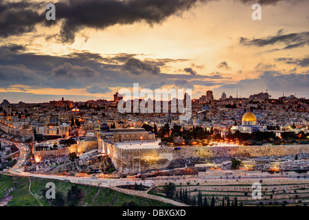 Les toits de la vieille ville et le Mont du Temple à Jérusalem, Israël. Banque D'Images