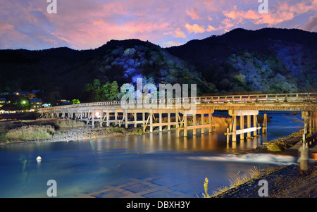 Rivière et pont Togetsukyo Katsura Arashiyama, à Kyoto, au Japon. Banque D'Images