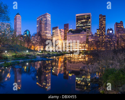 Skyline le long de Central Park South à New York City, USA. Banque D'Images