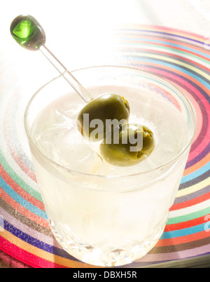 Martini avec olives sur les rochers dans un verre à cristal Waterford Banque D'Images