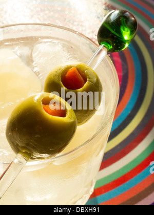 Martini avec olives sur les rochers dans un verre à cristal Waterford Banque D'Images