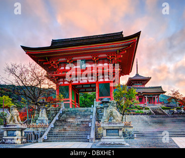 La porte de Temple Kiyomizu-dera à Kyoto, au Japon dans la matinée. Banque D'Images