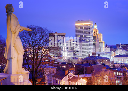 Providence Rhode Island skyline avec Roger Williams monument. Banque D'Images