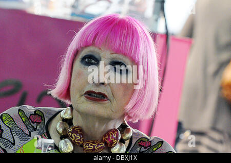 Londres, Royaume-Uni. 4e août 2013. Zandra Rhodes, icône de la mode britannique en direct sur scène parle de son succès dans l'industrie de la mode au Pure London event à Kensington Olympia à Londres. © Voir Li/Alamy Live News Banque D'Images