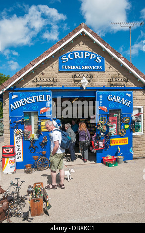 L'Angleterre, Yorkshire du Nord, Goatland, lieu de tournage de séries télé Heartbeat, Scripps Garage en ville fictive d'Aidensfield Banque D'Images