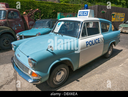 L'Angleterre, Yorkshire du Nord, Goatland, lieu de tournage de séries télé du rythme cardiaque, Ford Anglia Police utilisée dans les épisodes Banque D'Images