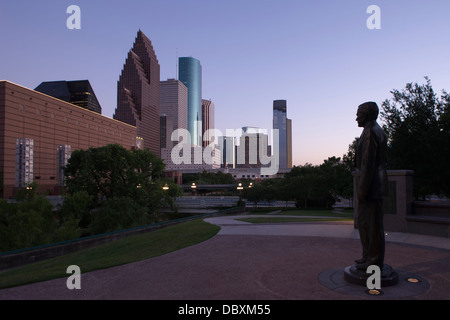 STATUE GEORGE H W BUSH MONUMENT (©CHAS FAGAN 2004) SESQUICENTENNIAL PARK DOWNTOWN SKYLINE HOUSTON TEXAS USA Banque D'Images