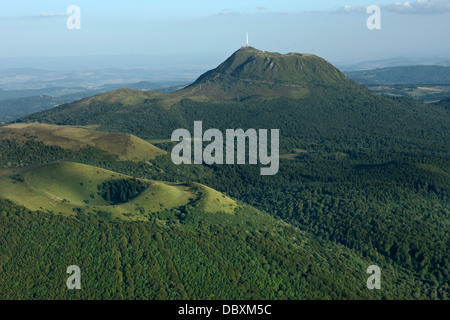 Cratère CÔNE DE SCORIES PUY DE DOME CHAÎNE DES PUYS PARC NATUREL RÉGIONAL DES VOLCANS AUVERGNE MASSIF CENTRAL FRANCE Banque D'Images