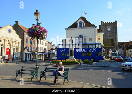 17e siècle Town Hall et St Mary-le-Plus Tour de l'église, Place du marché, Wallingford, Oxfordshire, Angleterre, Royaume-Uni Banque D'Images