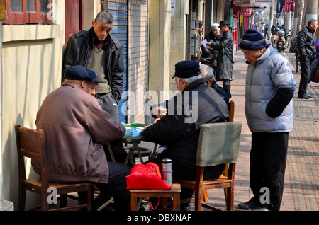 Scène de rue avec mahjong Shanghai, Chine Banque D'Images