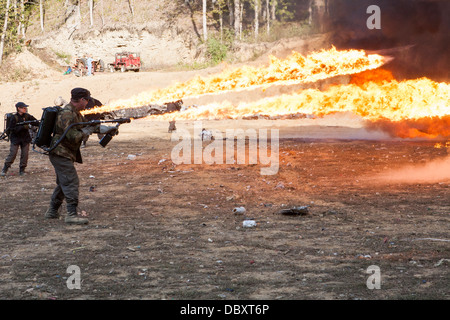 Un lance-flammes à la poignée Creek Machine Gun Shoot. Banque D'Images