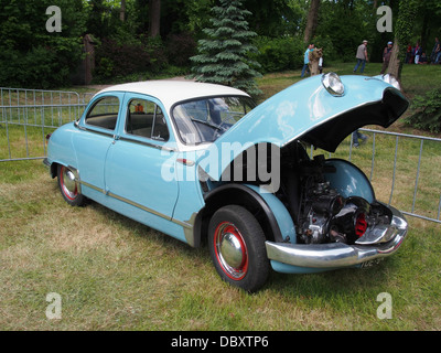 La Panhard Dyna Z12 est une automobile française classique des années 1950, avec des caractéristiques distinctives telles que son capot ouvert. C'est un modèle emblématique connu pour son ingénierie et son design innovants. Banque D'Images