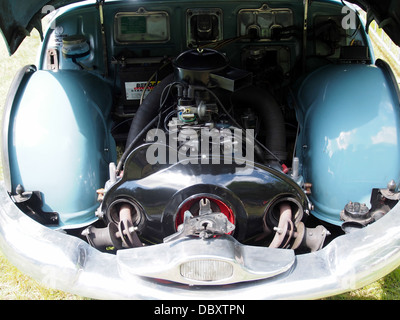 La Panhard Dyna Z12 est une voiture classique française du milieu du XXe siècle. Cette image montre le capot ouvert, révélant le compartiment moteur. Le véhicule est reconnu pour son design unique et son importance historique dans l'histoire de l'automobile. Banque D'Images