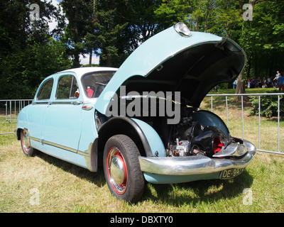 La Panhard Dyna Z12 est une automobile française classique, connue pour son design compact et son ingénierie avancée pour son époque. Lorsque le capot est ouvert, son moteur innovant refroidi par air et ses caractéristiques uniques sont visibles. Produite dans les années 1950, la Z12 représente une part importante de l’histoire automobile française. Banque D'Images