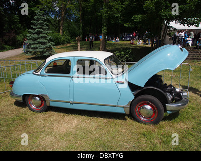 La Panhard Dyna Z12 est une automobile française vintage au design distinct. Cette image montre le compartiment moteur de la voiture avec le capot ouvert, montrant la mécanique de ce véhicule classique. La Dyna Z12 est célèbre pour sa carrosserie légère et son ingénierie unique. Banque D'Images