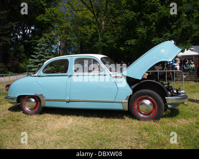 La Panhard Dyna Z12 est une automobile française au design distinctif. Avec sa carrosserie profilée et son ingénierie innovante, elle reste un exemple notable des voitures européennes des années 1950. Cette image montre le véhicule avec son capot ouvert, révélant le moteur. Banque D'Images