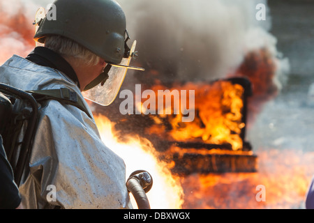 Un homme à l'aide d'un lance-flamme à la poignée Creek Machine Gun Shoot. Banque D'Images