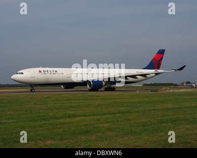 N812W Delta Air Lines Airbus A330-323X - Le CN 784 @ roulage sur Schiphol 13 juillet 2013 -004 Banque D'Images