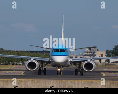 PH-EZH est un avion Embraer ERJ-190STD exploité par KLM Cityhopper. Capturé au sol le 19 juillet 2013, cet avion régional dessert des routes court et moyen courriers en Europe, offrant un service efficace aux voyageurs au sein du réseau KLM. Banque D'Images