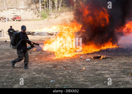 Un lance-flammes à la poignée Creek Machine Gun Shoot. Banque D'Images