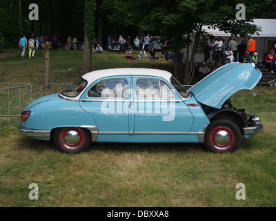 La Panhard Dyna Z12 est une automobile française classique connue pour son design et son ingénierie distinctifs. Le capot ouvert révèle le compartiment moteur, mettant en valeur la mécanique innovante de la voiture. La Dyna Z12 était l'une des premières voitures françaises d'après-guerre, incarnant les tendances de conception automobile de l'époque. Banque D'Images