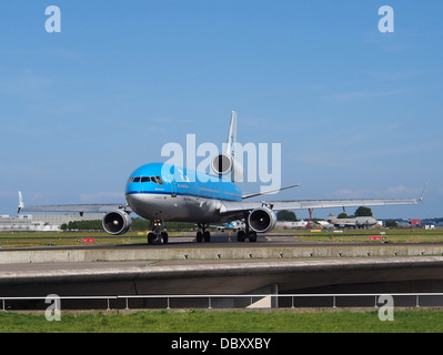 PH-KCB KLM Royal Dutch Airlines McDonnell Douglas MD-11 - Le CN 48556 taxiing 19juillet2013 03 Banque D'Images